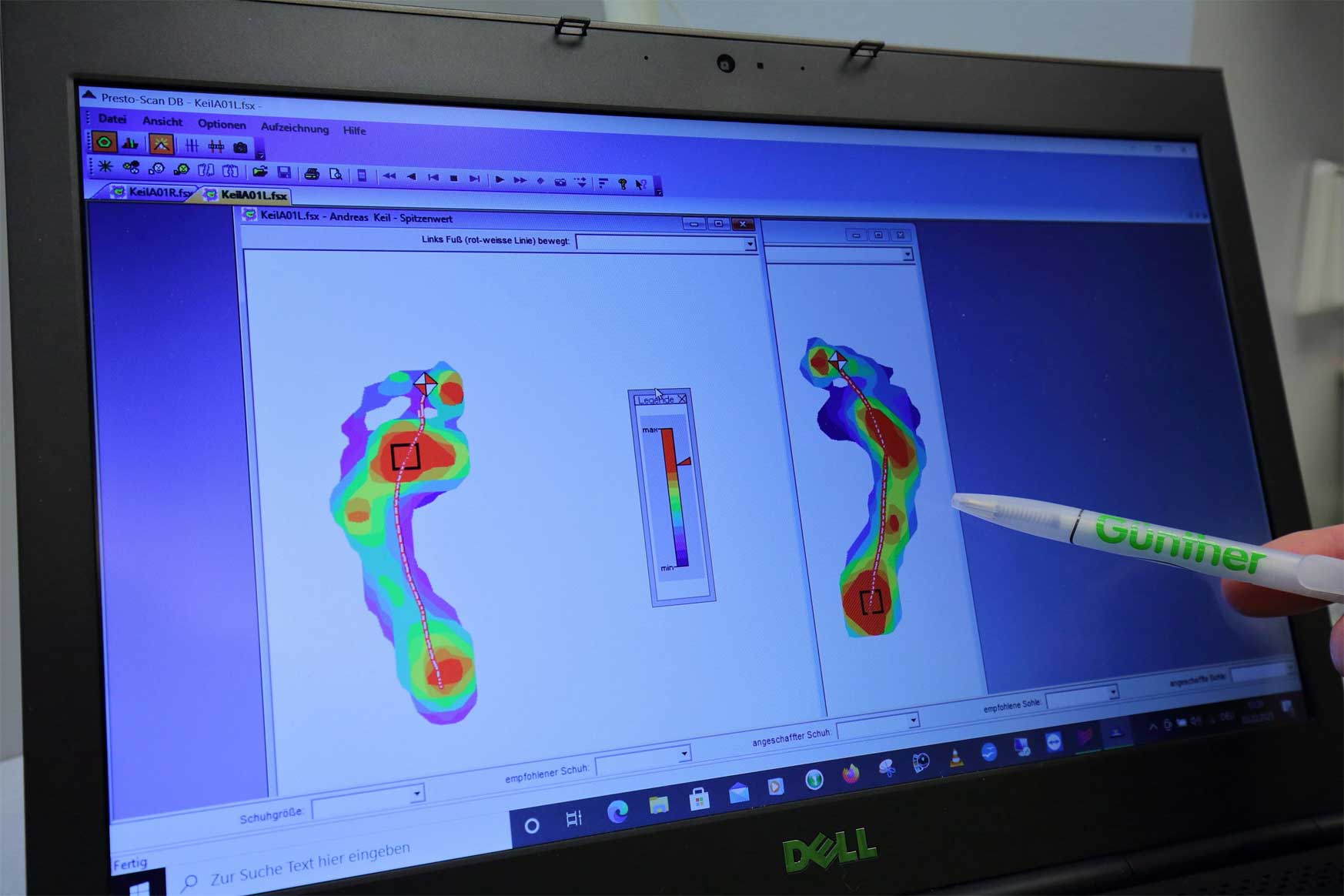 Computermonitor zeigt bunte Druckverteilung von zwei Füßen in einer Fußdruckmessung