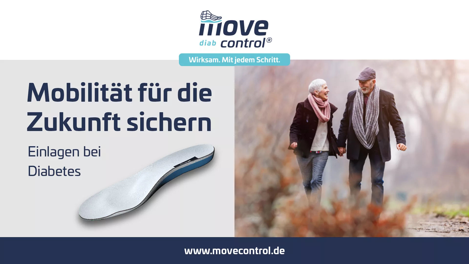 Älteres Paar hält sich beim Spaziergang an den Händen und lächelt sich an
