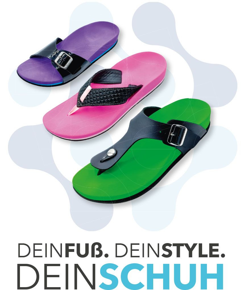 Drei bunte Sandalen mit schwarzen Riemen und Schnallen auf weißem Hintergrund