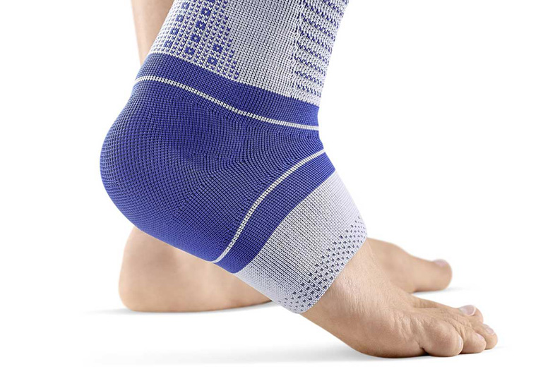 Füße mit elastischer Bandage, die den Knöchel umschließt